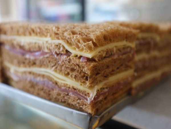 Sandwich de Miga Jamón Crudo y Queso en Pan Negro